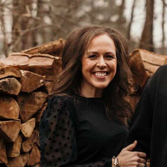 Profile Picture of Amanda Wolfe (@amandabethy1) on Poshmark