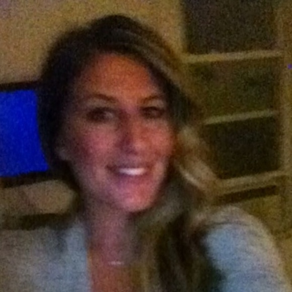 Profile Picture of Christen Debortoli (@cdebo3) on Poshmark