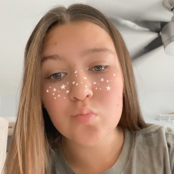 Profile Picture of Aliya Reznicek (@aliyareznicek) on Poshmark