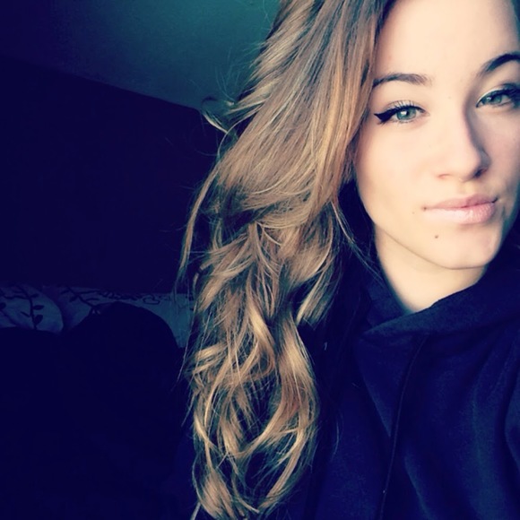 Profile Picture of Brittaney Anewalt (@bmanewalt) on Poshmark