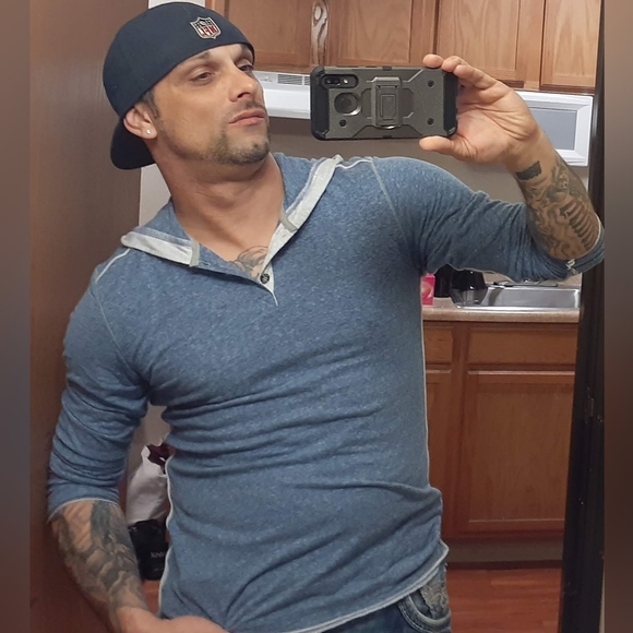 Profile Picture of Tommy Seals (@tommy_seals) on Poshmark