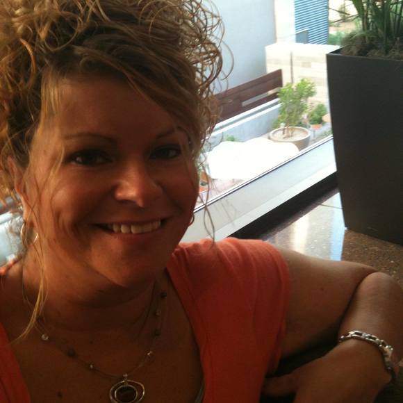 Profile Picture of Michelle Rippey (@rippass) on Poshmark