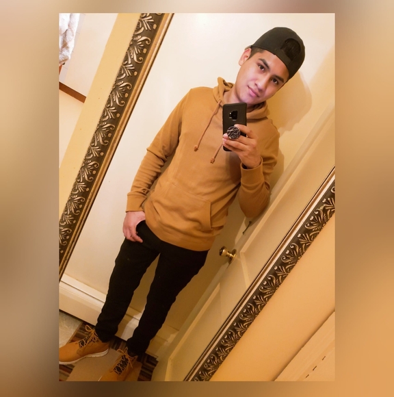 Profile Picture of Alexand'r Guillén (@alex20408) on Poshmark