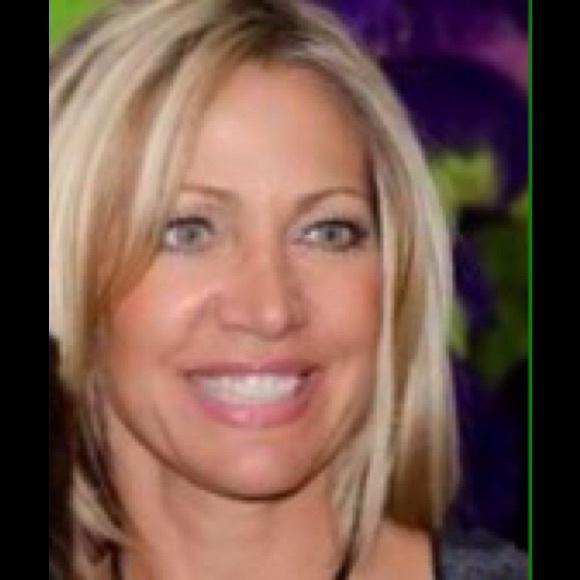 Profile Picture of Donna Bartolucci (@wearwithstyle) on Poshmark