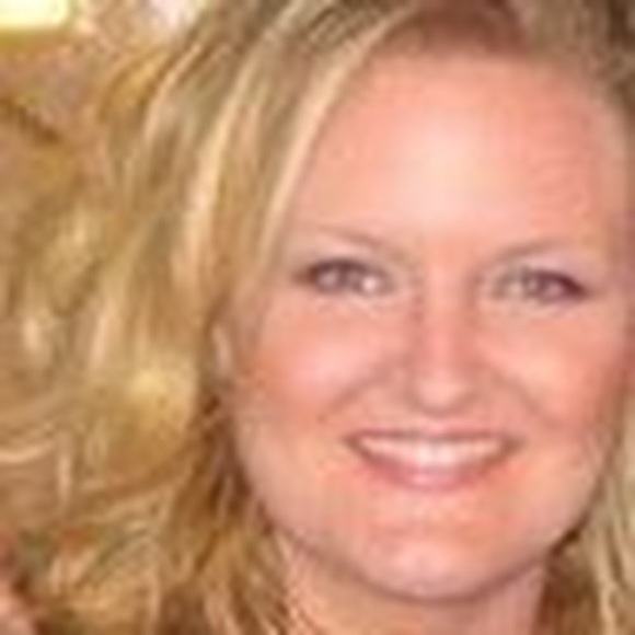 Profile Picture of Allison Aytes (@allisonaytes) on Poshmark