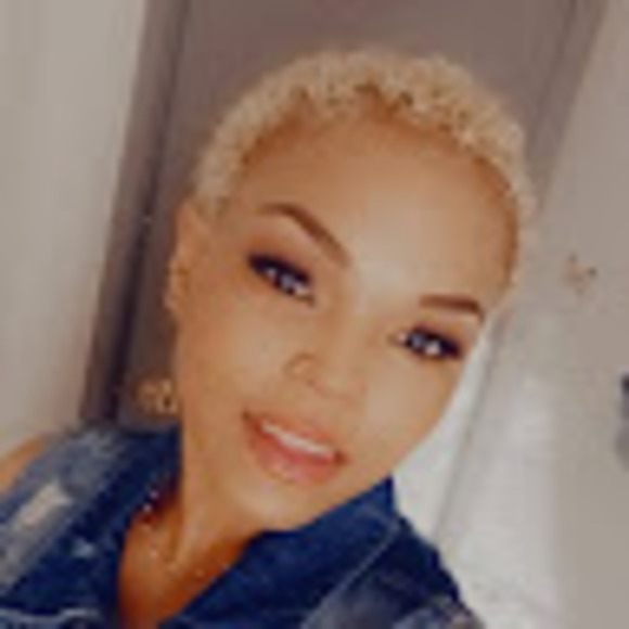 Profile Picture of Aprillove Aprillove (@aaprillove089) on Poshmark