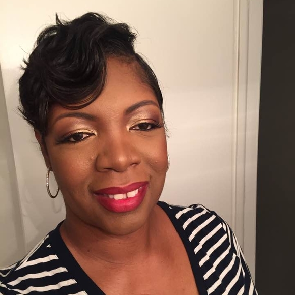 Profile Picture of Robin Harper (@robinlharper) on Poshmark