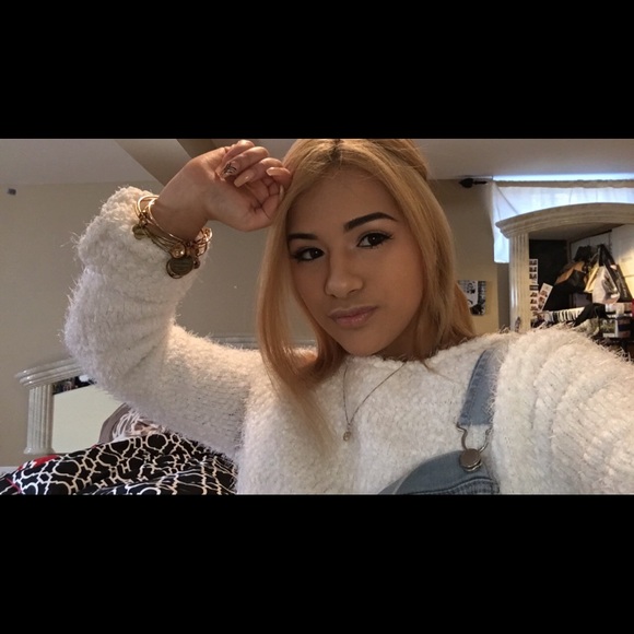 Profile Picture of Claudia Duron (@claudiaduron) on Poshmark