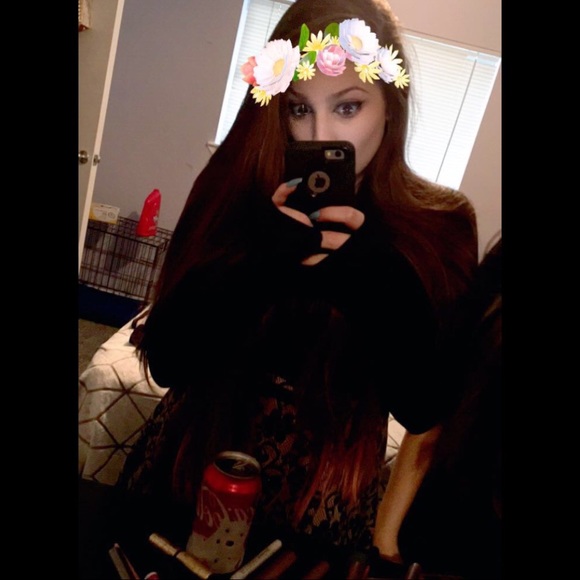 Profile Picture of Phoebe Mitchell (@phoebe1021) on Poshmark