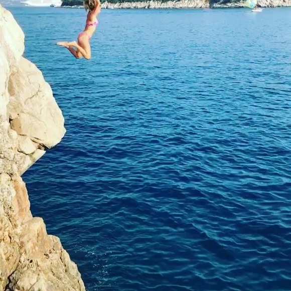 Profile Picture of Elizabeth Bogdon (@embogdon) on Poshmark