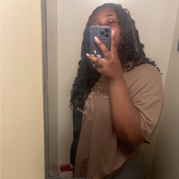 Profile Picture of Neilaysia Poston (@njthompson08) on Poshmark