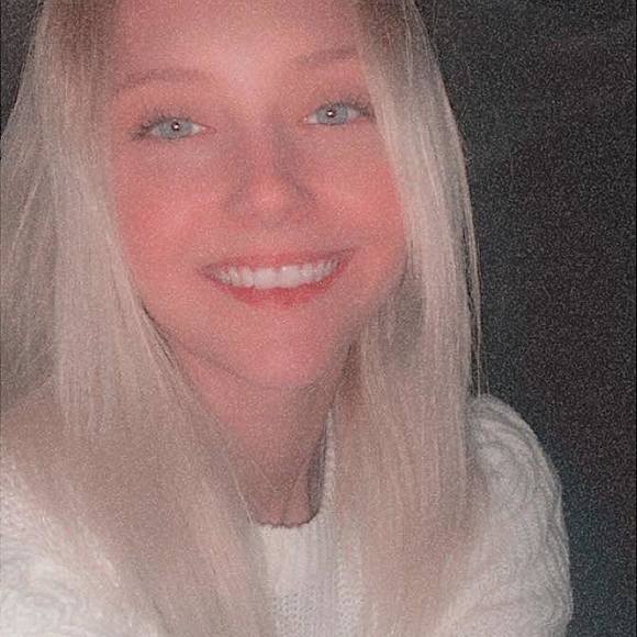 Profile Picture of Jessica Hollenbaugh (@jesshollenbaugh) on Poshmark