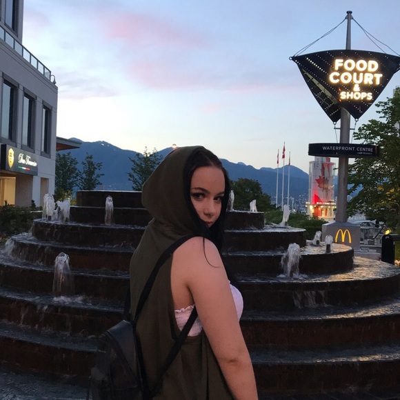 Profile Picture of Haley Willier (@haleywillier) on Poshmark