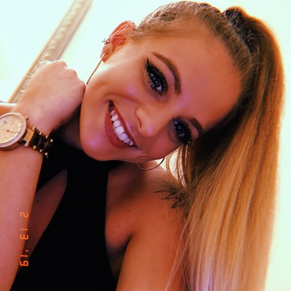 Profile Picture of Lex Karnuth (@lexkarnuth) on Poshmark