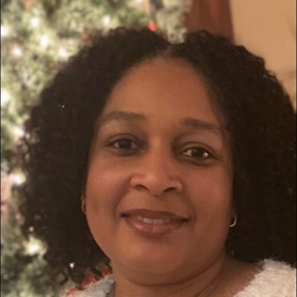 Profile Picture of Carlise Campbell (@carlise1busybee) on Poshmark