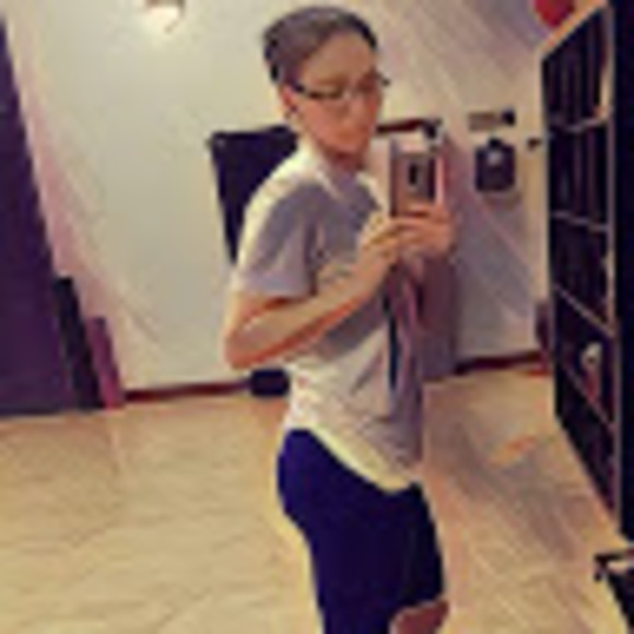 Profile Picture of Rachel Keen (@rachel_keen) on Poshmark