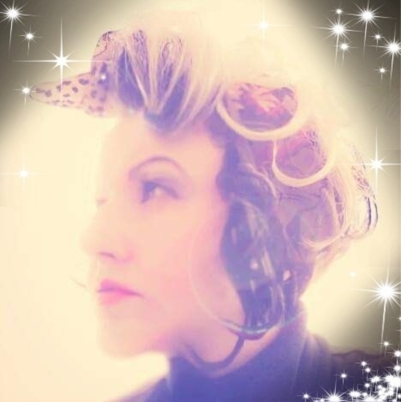 Profile Picture of Lyndsay Schelinski (@ntrdr2) on Poshmark