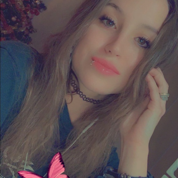 Profile Picture of Roxanne Boucher (@roxouu) on Poshmark