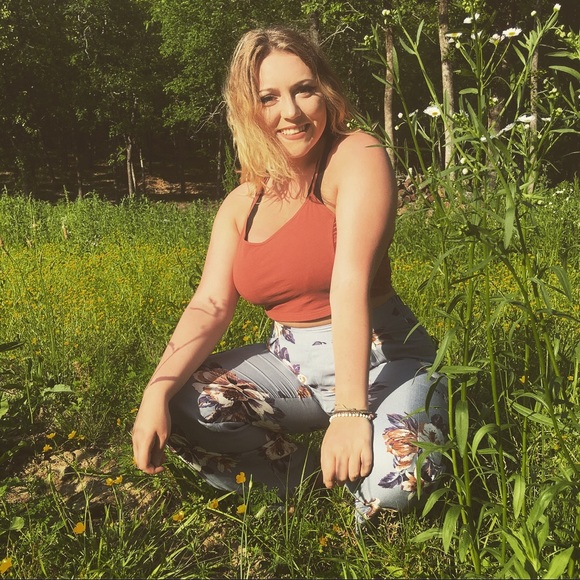 Profile Picture of Desiree Felkner (@desireedawnn) on Poshmark