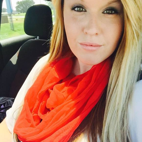 Profile Picture of Bethany Curl (@dearestbethany) on Poshmark