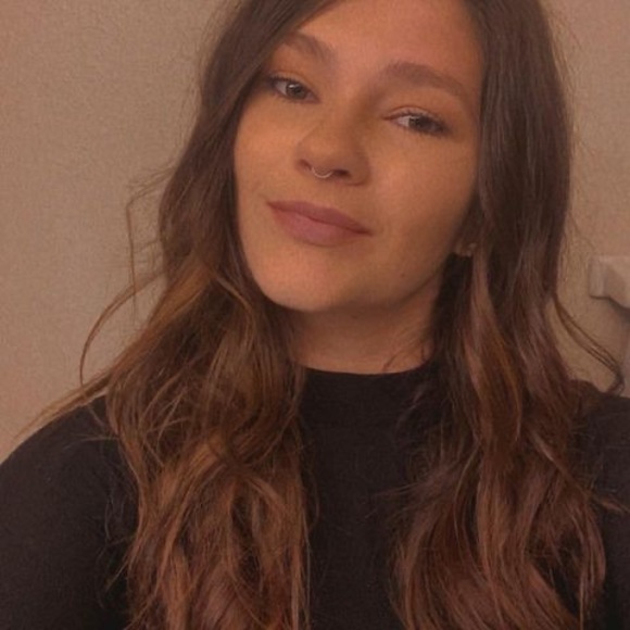 Profile Picture of Danielle Showalter (@danielle_show) on Poshmark