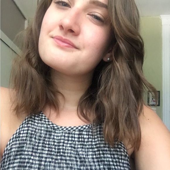 Profile Picture of Annabella Schilling (@annabellaevelyn) on Poshmark