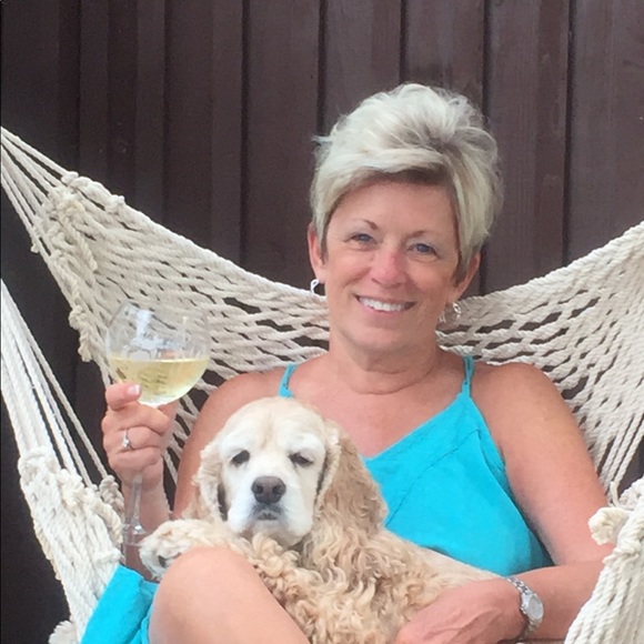 Profile Picture of Stephanie Carl (@scarl50) on Poshmark