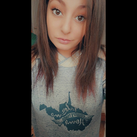Profile Picture of Jordan Manning (@jordanmarie1991) on Poshmark