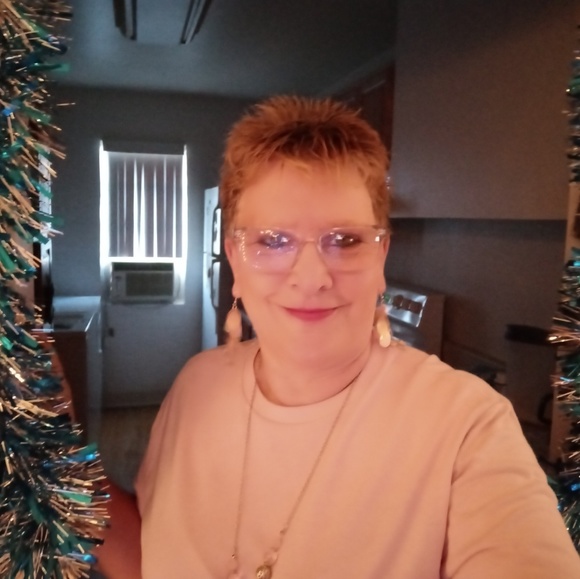 Profile Picture of Kathy Wencl (@kathywencl66) on Poshmark