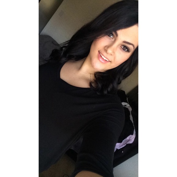 Profile Picture of Ashleigh Adner (@ashleigh_adner) on Poshmark