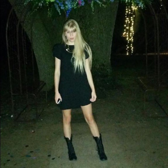 Profile Picture of Jaclyn Renee (@callmeblondiee) on Poshmark