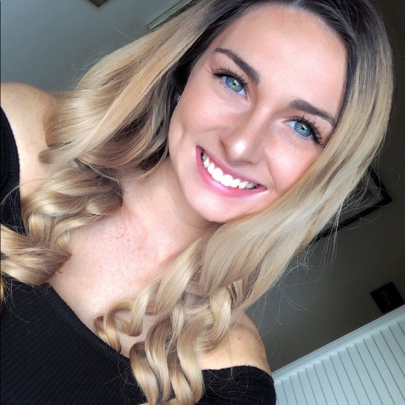 Profile Picture of Kristen Costello (@kriscostello) on Poshmark