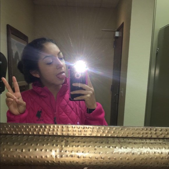 Profile Picture of Julianne Ramon (@julieeramon) on Poshmark