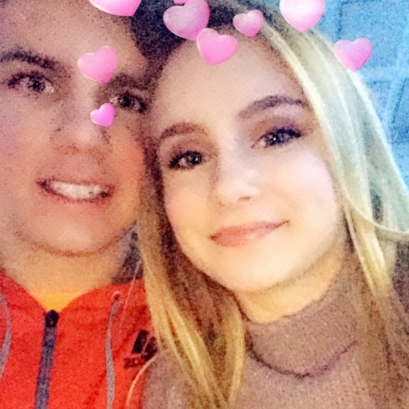 Profile Picture of Taylor Bartels (@taylorbartels21) on Poshmark