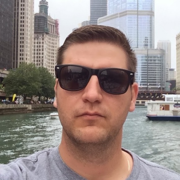 Profile Picture of Roberto Almanza (@rakoval) on Poshmark