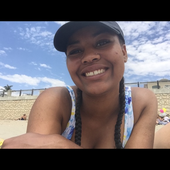 Profile Picture of Aliyah Huitt (@aliycal) on Poshmark