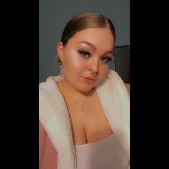 Profile Picture of Emily Englar (@adeline0516) on Poshmark