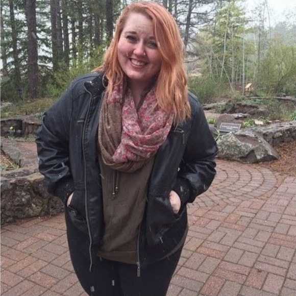 Profile Picture of Emma Decoto (@emmajoydecoto) on Poshmark
