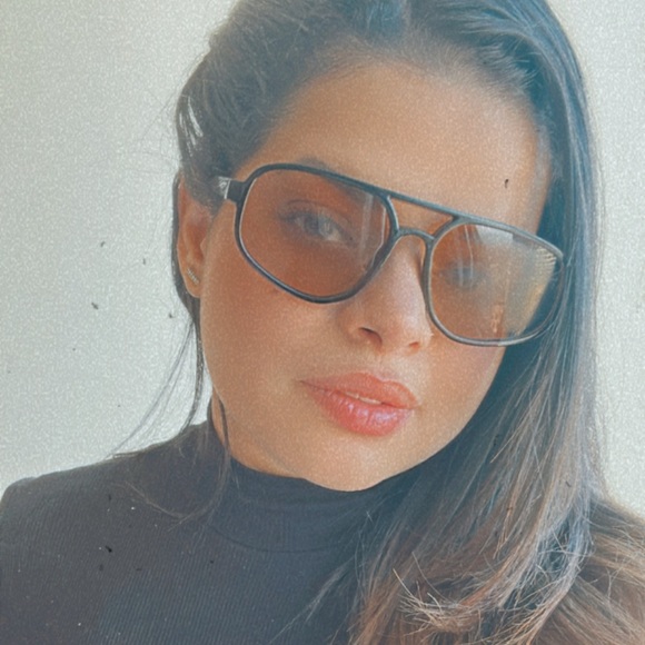 Profile Picture of Amanda larissa Fernandes (@amandalarissa) on Poshmark