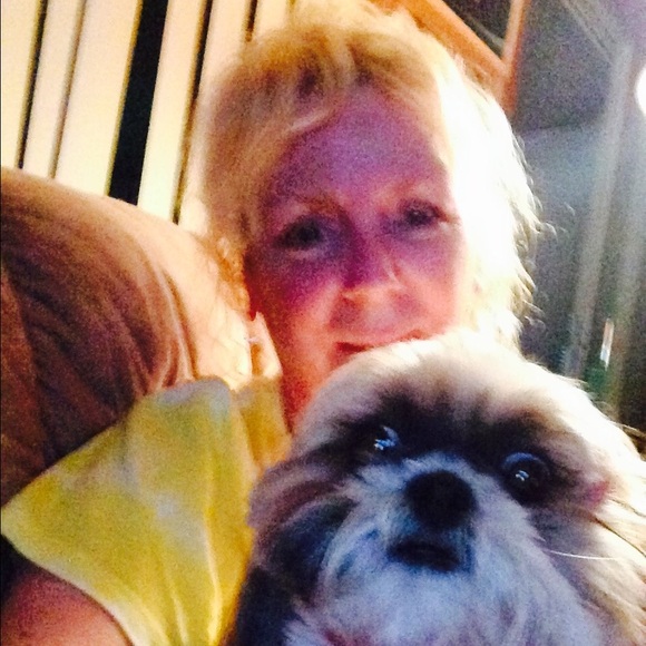 Profile Picture of Lora Wright (@lorak1955) on Poshmark