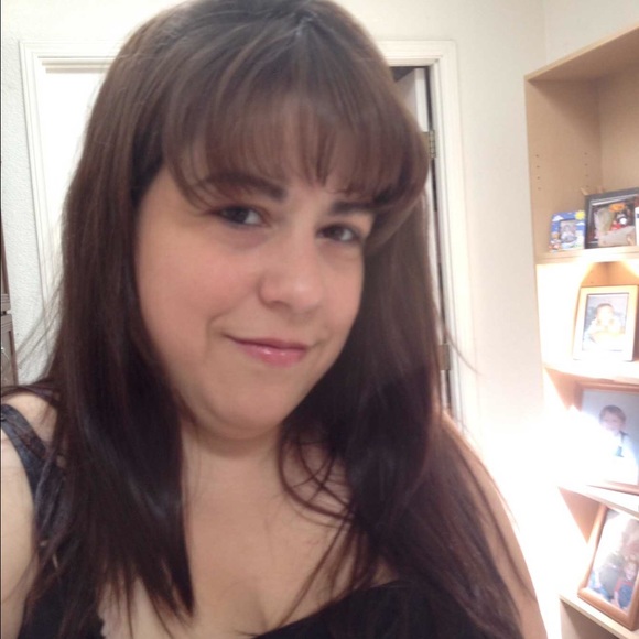 Profile Picture of Kris Hillpot (@khillpot) on Poshmark