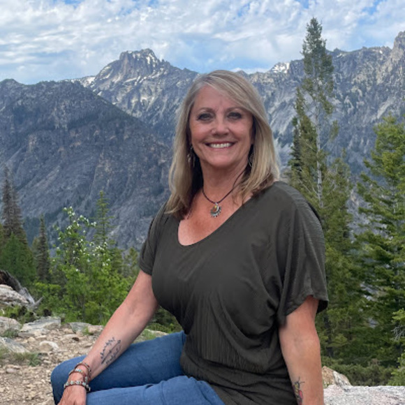 Profile Picture of Barbie Borinski (@barbiewanders) on Poshmark