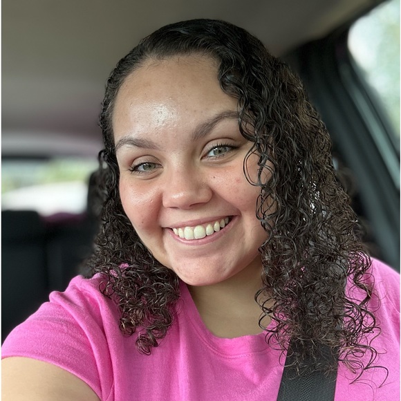 Profile Picture of Astrid Rivera (@astridrivera192) on Poshmark