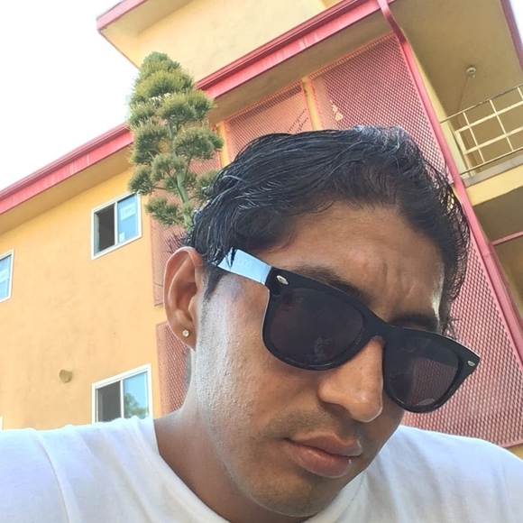 Profile Picture of Edgardo Santos (@edgardo_santos) on Poshmark