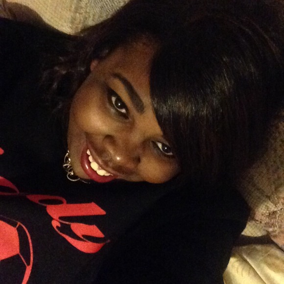 Profile Picture of Kennedy Davis (@ohthatken_) on Poshmark