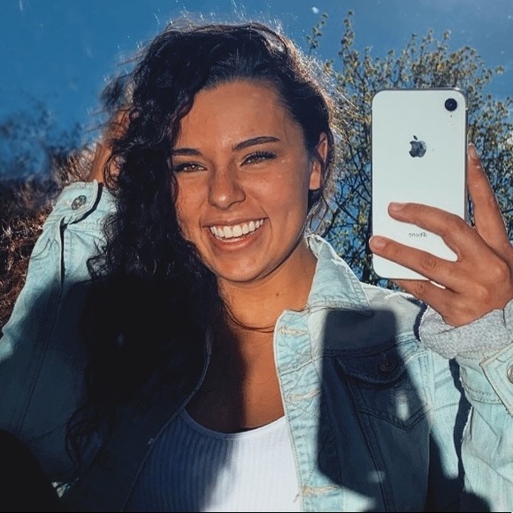 Profile Picture of Rebecca Brotons (@rebeccabrotons) on Poshmark