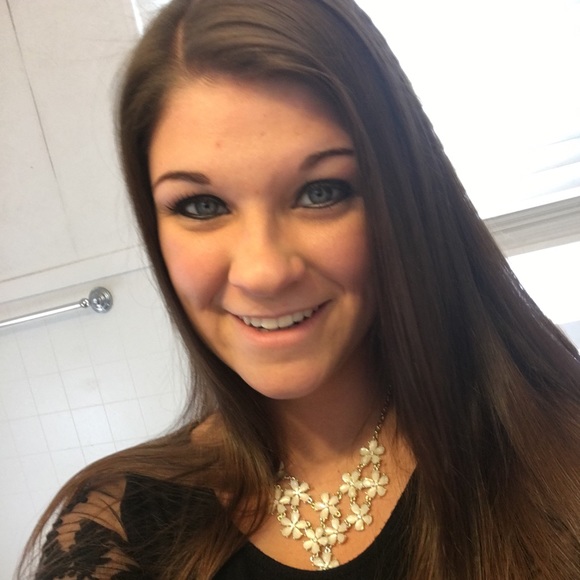 Profile Picture of Shaylah Monnette (@shaylahnicole) on Poshmark