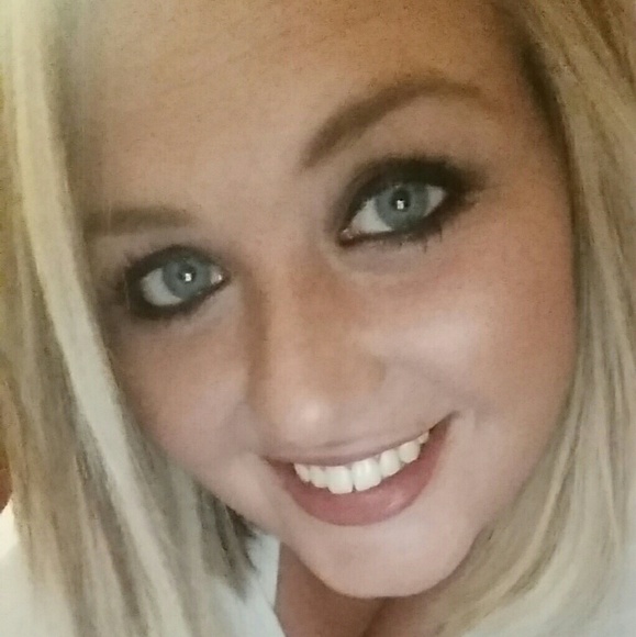 Profile Picture of Audra Moore (@audradmoore) on Poshmark