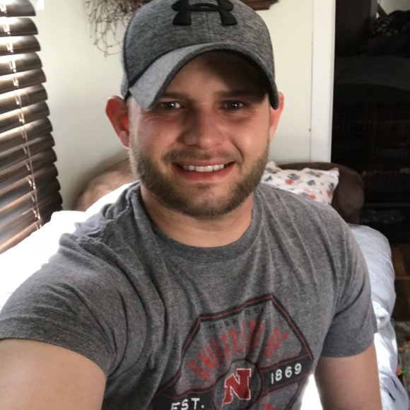 Profile Picture of Dustin Hixon (@dustinhixon) on Poshmark