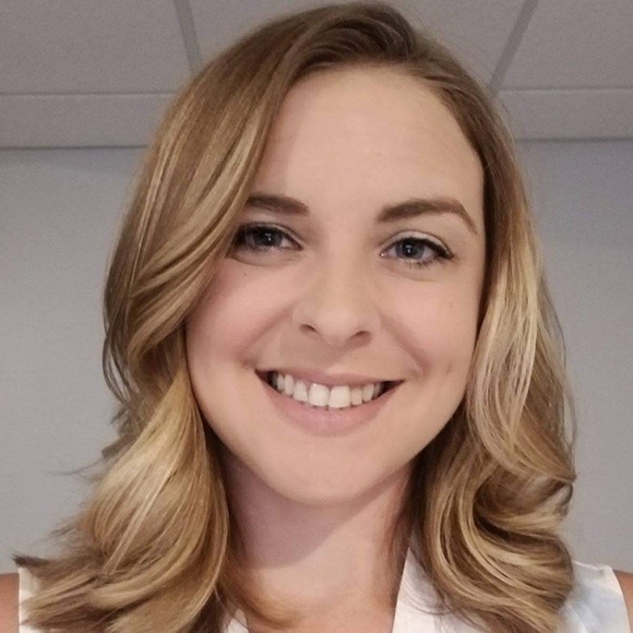 Profile Picture of Jenny Barber (@barbershop06) on Poshmark